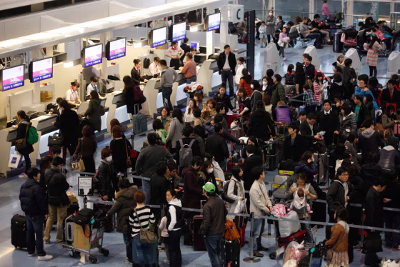 Image: Passengers at Tokyo Haneda Airport