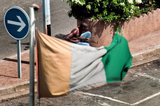 Image: A Pro-Gbagbo militiamen mans a post in t