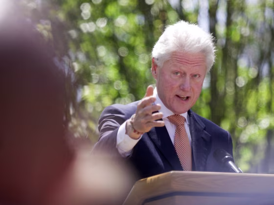 Image: Clinton speaks in Hope