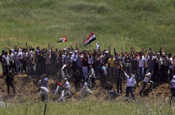 Image: Protesters stand at the Syrian-Israeli border