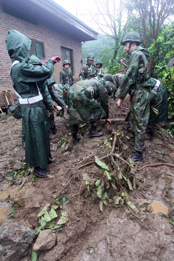 Image: Soldiers work to restore a landslide-damaged village in Seoul