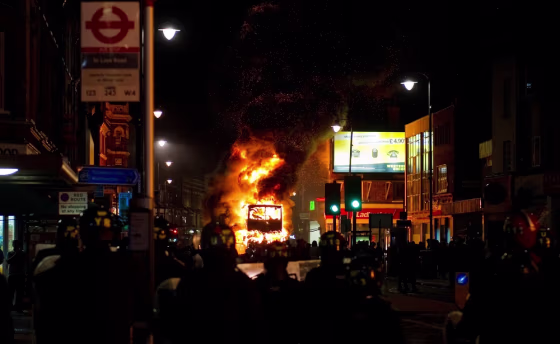 Image: BRITAIN-POLICE-UNREST