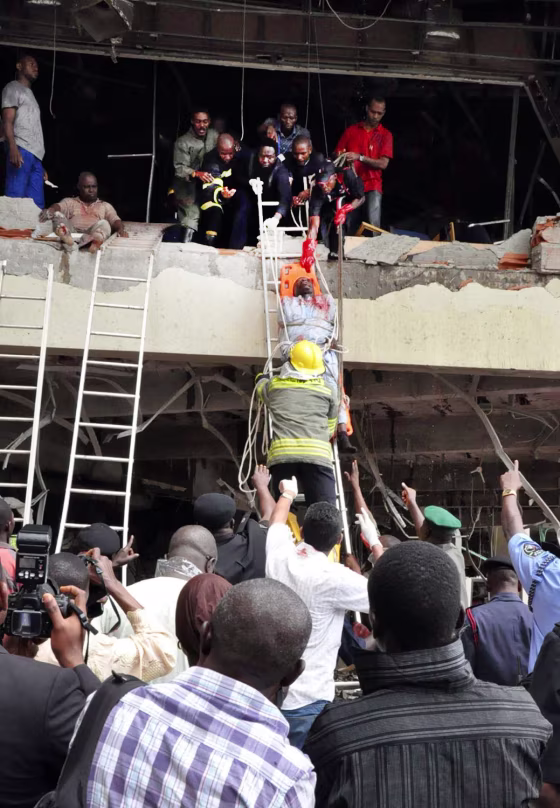 Image: Rescue workers evacuate a wounded from the UN building