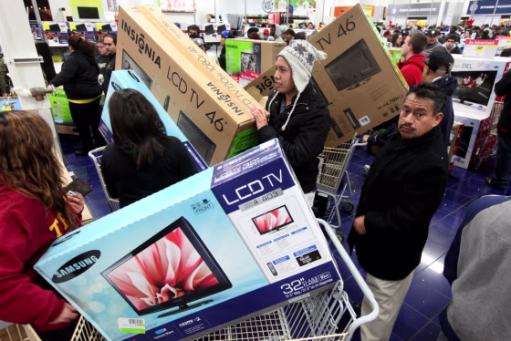 Image: Best Buy shoppers on Black Friday
