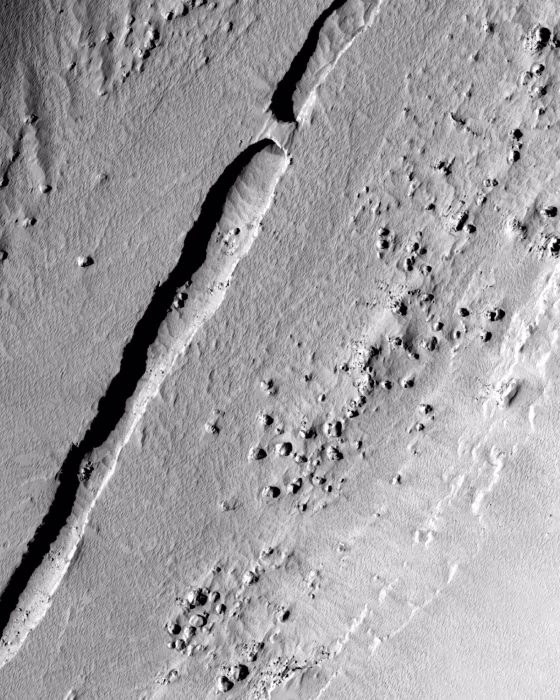 Image: Trough running down the center of a valley on Mars