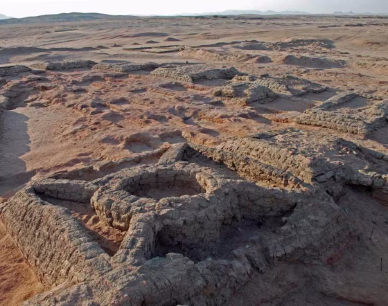 Among the discoveries are pyramids with a circle built inside them and cross-braces connecting the circle to the corners of the pyramid. Outside of Sedeinga only one pyramid is known to have been built in this way.