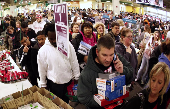 Image: Shoppers wait in line