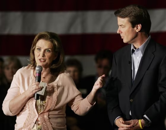 Elizabeth Edwards (r) talks about her husband, presidential hopeful John Edwards, D-N.C.