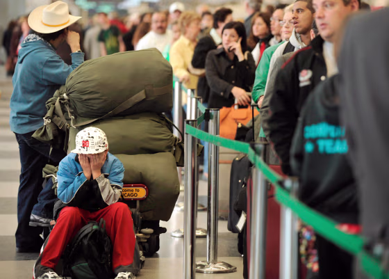 Image: American Airlines passengers wait in line after flight cancellations