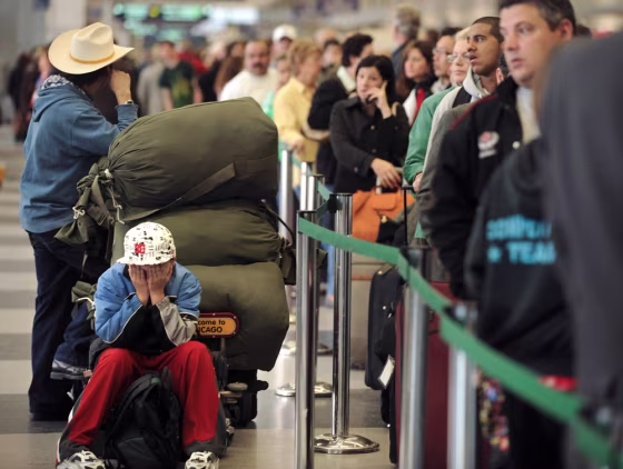 Image: Travelers in airport