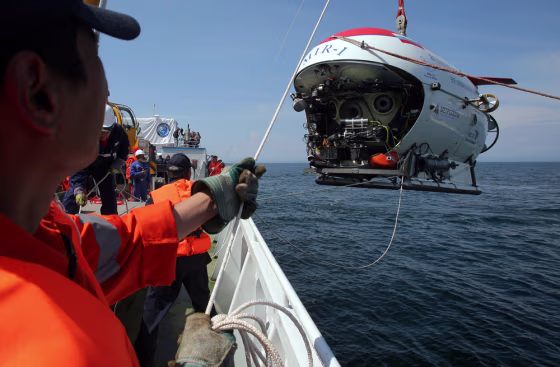 Image: The Mir-2 mini-submarine is lowered into the waters of Russia's Lake Baikal