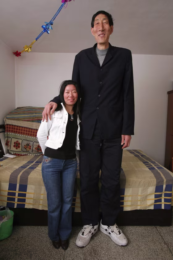 Image: The world's tallest man Bao Xishun