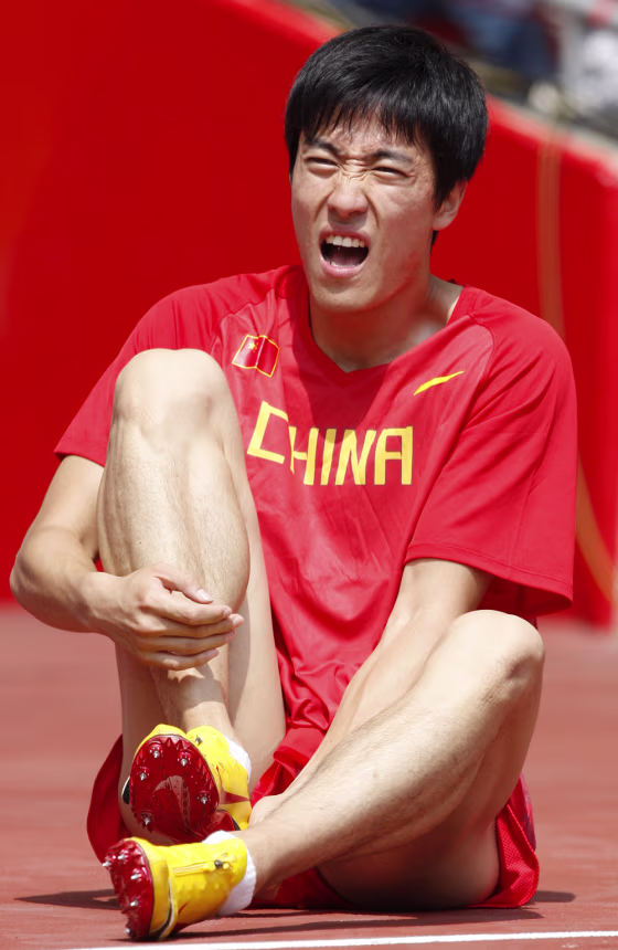 Image: China's Xiang Liu retires from the first round of the men's 110m hurdles