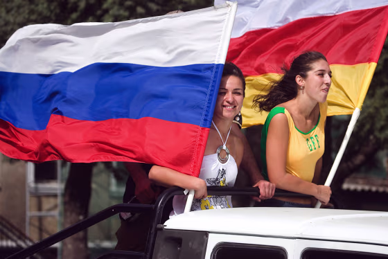 Image: Russian and South Ossetian flags
