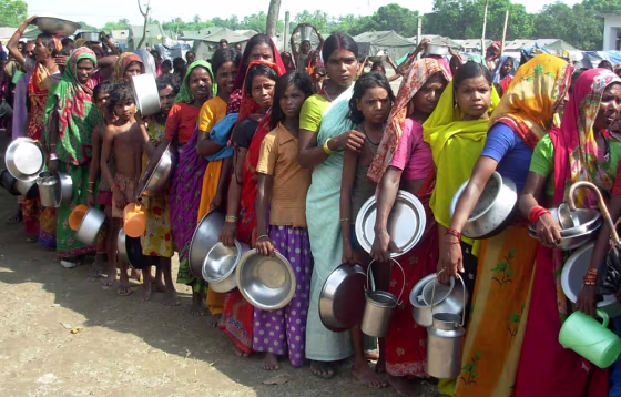 Image: Flood victims stand in a queue
