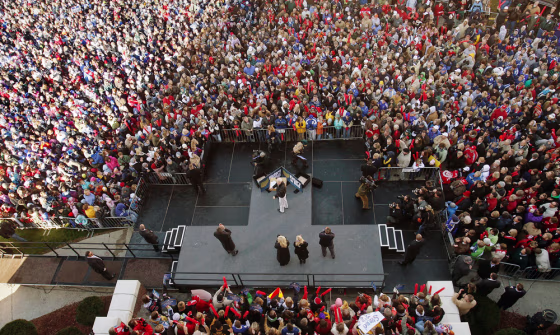 Image: Sen. John McCain campaigns in Defiance, Ohio