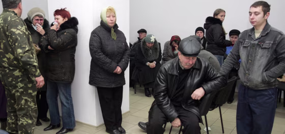 Image: Miners' relatives wait for news