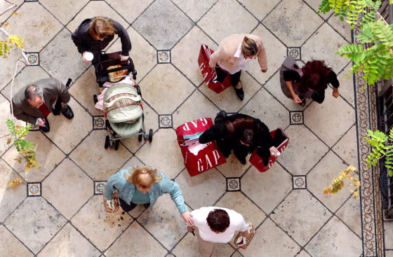 Image: Holiday shoppers