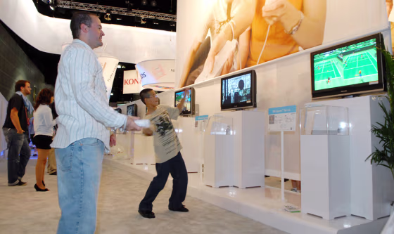 Image: People pkay wii.