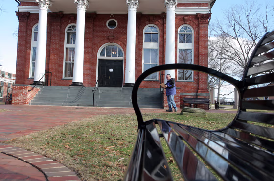 Image: Rick Crossley auctions property in Leesburg, Va.