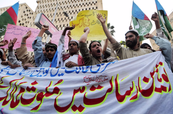 Pakistani activists shout anti-Danish slogans