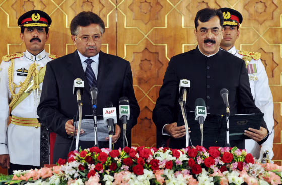 Image: Pakistani President Pervez Musharraf (2L) administrates the oath to newly elected Pakistani Prime Minister Yousuf Raza Gilani