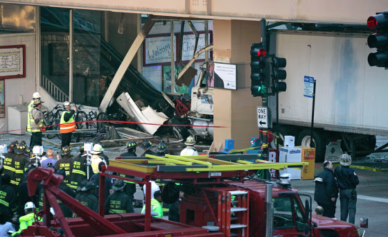 Image: Semi Truck Crashes Into Chicago Train Station