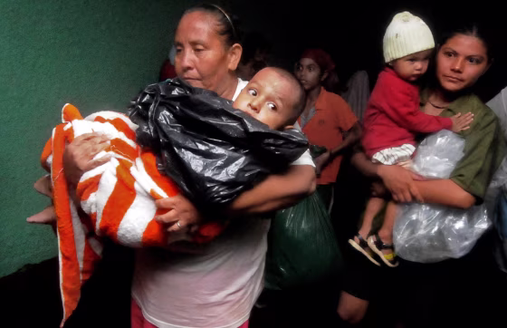 Image: People affected by storm Alma arrive at a shelter