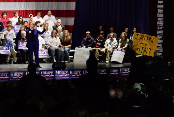 Image Hillary Clinton campaigning in Salem, New Hampshire.