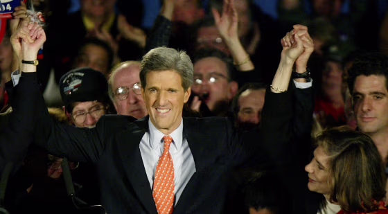 DEMOCRATIC PRESIDENTIAL CANDIDATE KERRY AND WIFE WAVE TO SUPPORTERS