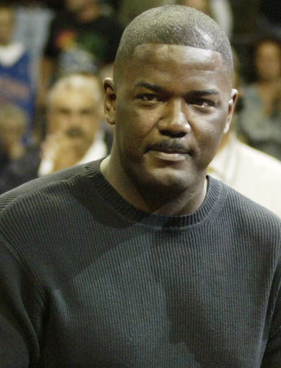 PISTONS PRESIDENT DUMARS RECEIVES AWARD