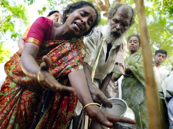RELATIVE CRIES OVER THE GRAVE OF A GIRL IN KUMBAKONAM