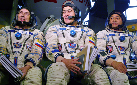Yuri Shagarin, Salizhan Sharipov&nbsp;and Leroy Chiao will have to wait a few more days before launching off to the international space station.