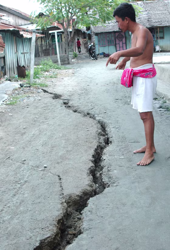 A man shows a cracked after a 6 richter