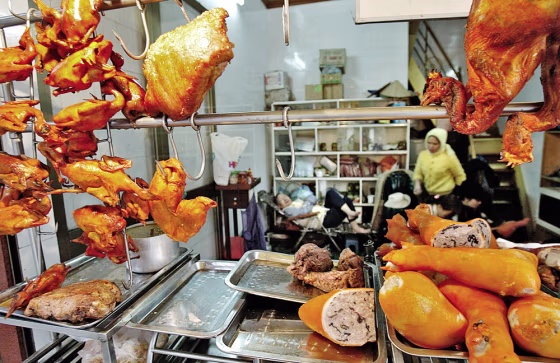DUCK AND CHICKEN VENDOR WAITS FOR A CUSTOMER