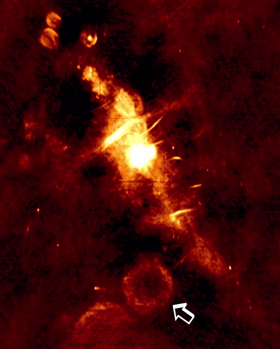 The white arrow&nbsp;points the source of the strange emissions on a&nbsp;radio image of the central region of the Milky Way galaxy.