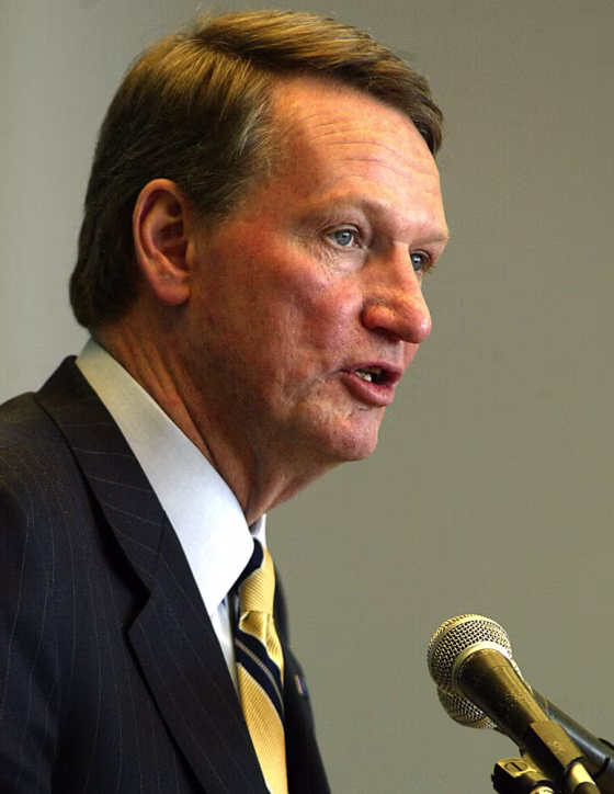 Rick Wagoner addresses Economic Club luncheon in Chicago