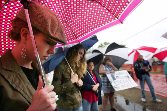Protesters pray in front of the Woodside Hospice where Terri Schiavo is being cared for