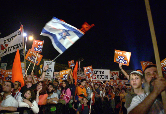 Tens of thousands of opponents of the disengagement gathered for the last large-scale demonstration before the Gaza pullout is to begin on next week.