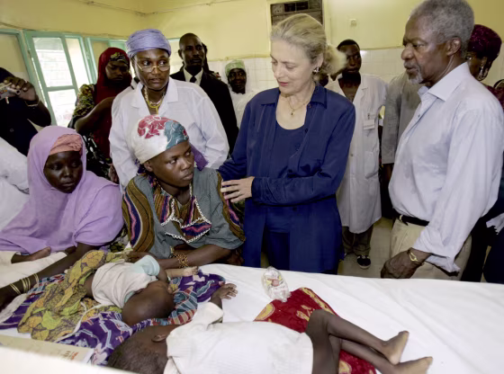 UN Secretary General Kofi Annan (R) and
