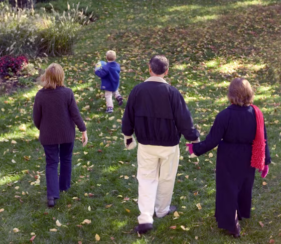 THANKSGIVING-WALK KRT PHOTOGRAPH BY JOHN MUTRUX/KANSAS CITY STAR&nbsp; 2005