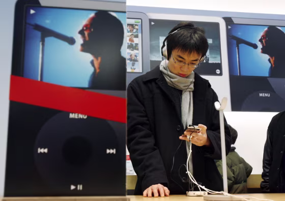 Chunyiu Fu tries an iPod at the Apple Store on Chicago's Magnificent Mile