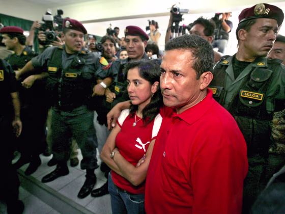 Soldiers surround peruvian presidential