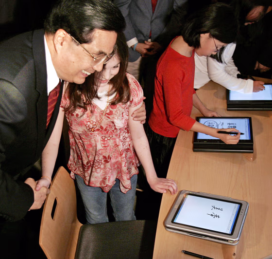Chinese President Hu Jintao (L) embraces