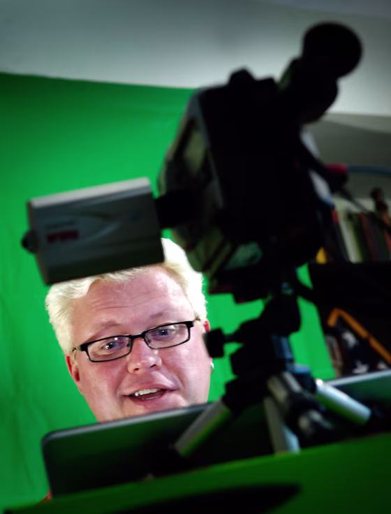 Former TV reporter Terry Turner puts together a weekly video Webcast from his Arlington, Va., living room using relatively inexpensive PC software. 
