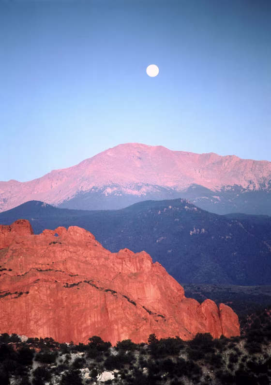 D1001 Pikes Peak and full moon, CO