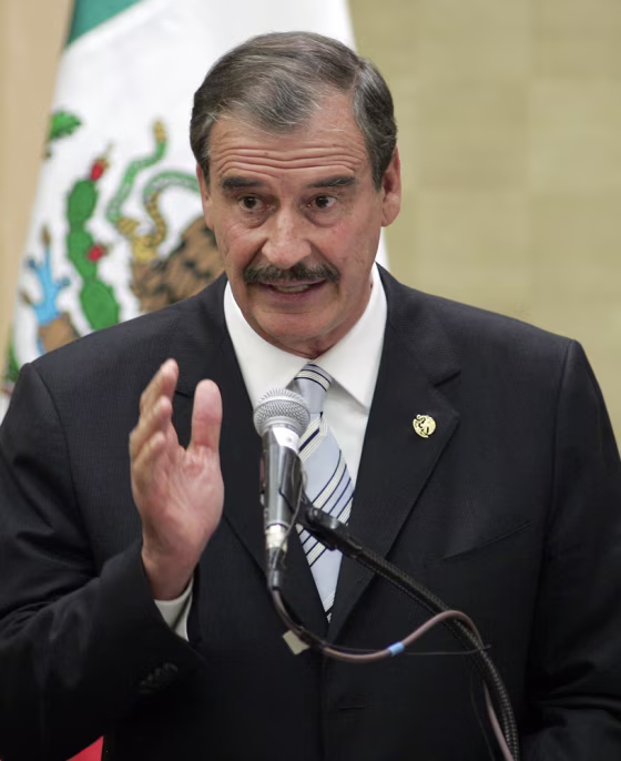 Mexican President Vicente Fox speaks to a group of Mexican-American community leaders in Seattle