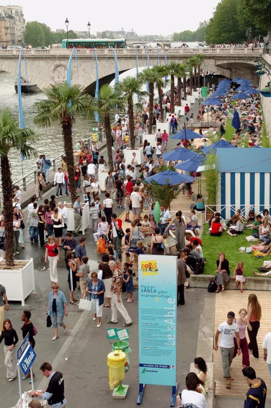: People wander the bank of the Seine in