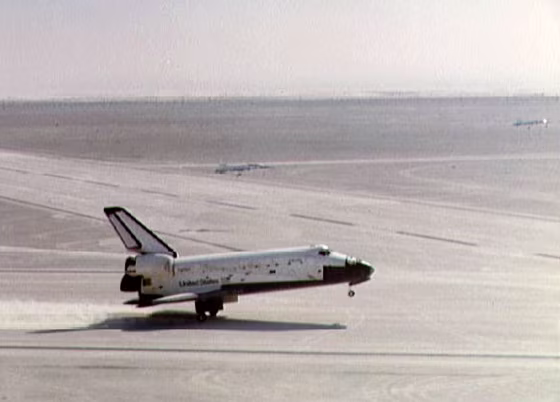 The shuttle Columbia touches down on the Northrop Strip at White Sands in New Mexico&nbsp;on March 30,&nbsp;1982, trailing gypsum&nbsp;powder behind it.
