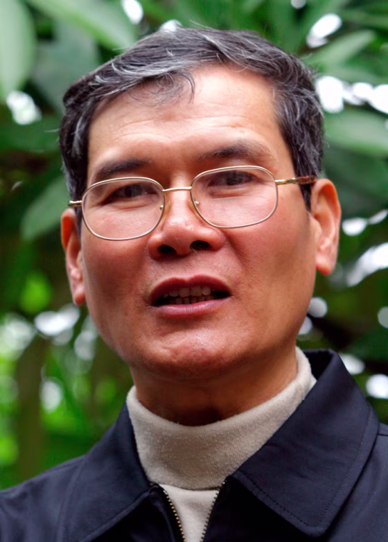 File photo shows Vietnamese detainee Father Thadeus Nguyen Van Ly talking to the media at Nam Ha prison, south of Hanoi